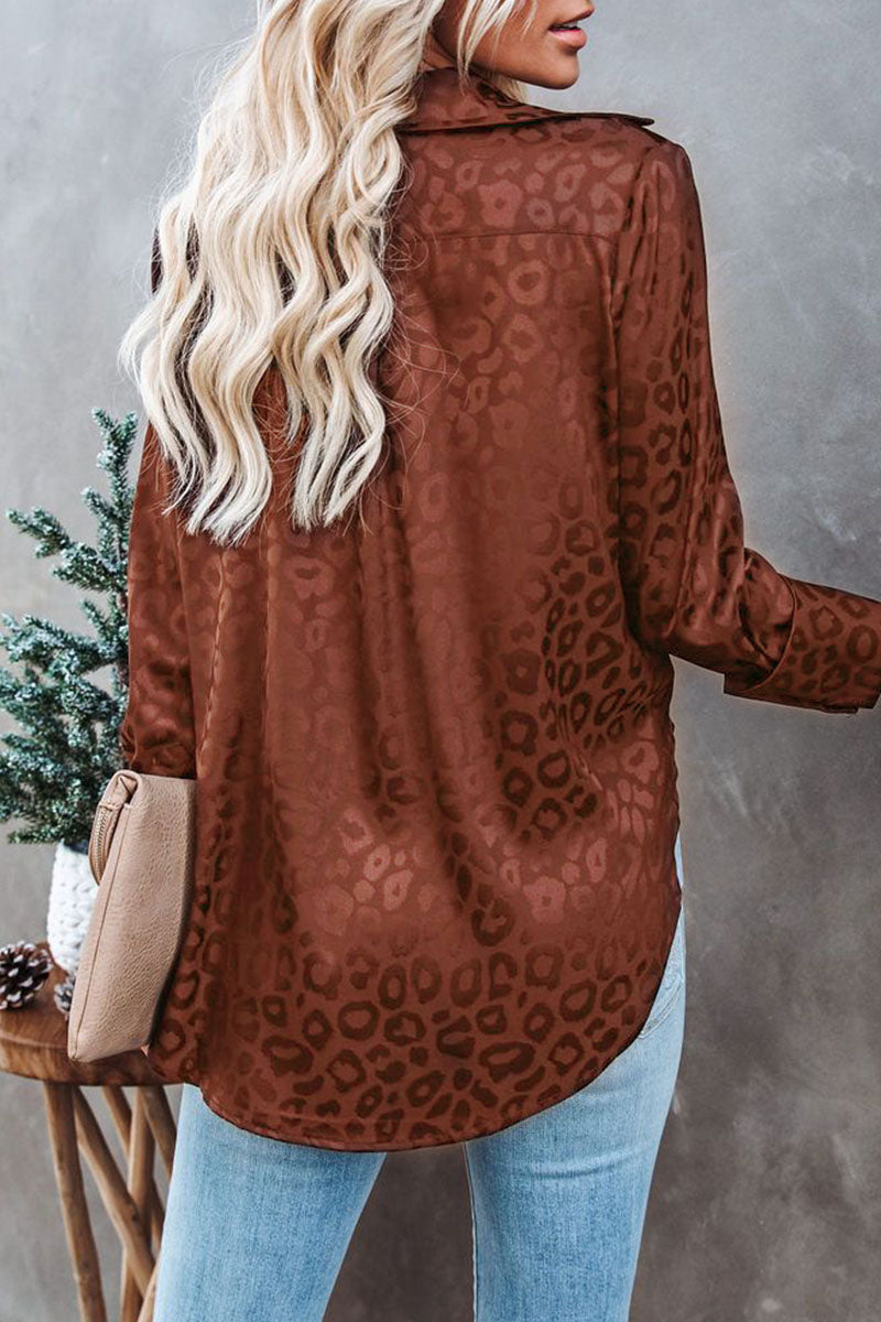 Blusa de cuello vuelto con abertura y estampado de leopardo (4 colores)