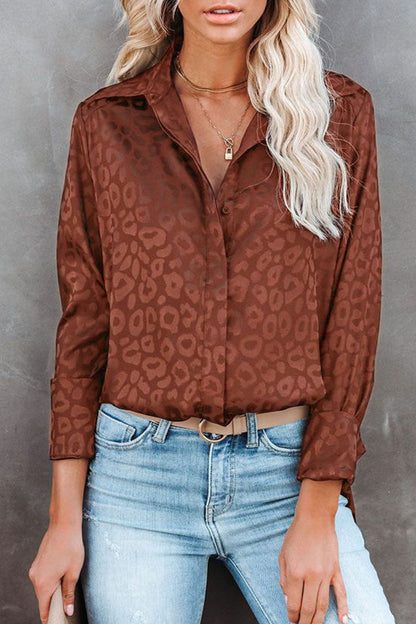 Blusa de cuello vuelto con abertura y estampado de leopardo (4 colores)