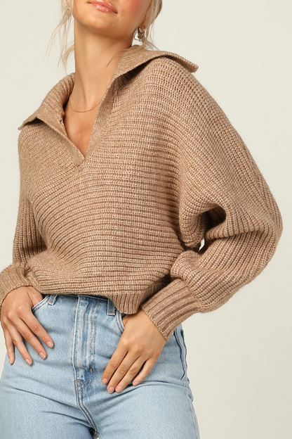 Suéter informal con cuello vuelto y abertura en la parte superior, liso