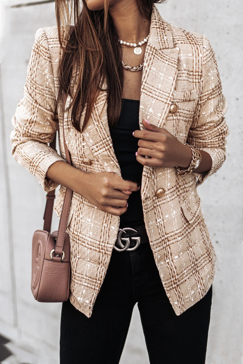 Elegante prenda exterior con cuello vuelto, hebilla y patchwork a rayas a cuadros