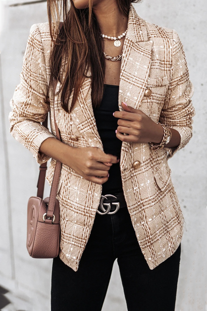 Elegante prenda exterior con cuello vuelto, hebilla y patchwork a rayas a cuadros