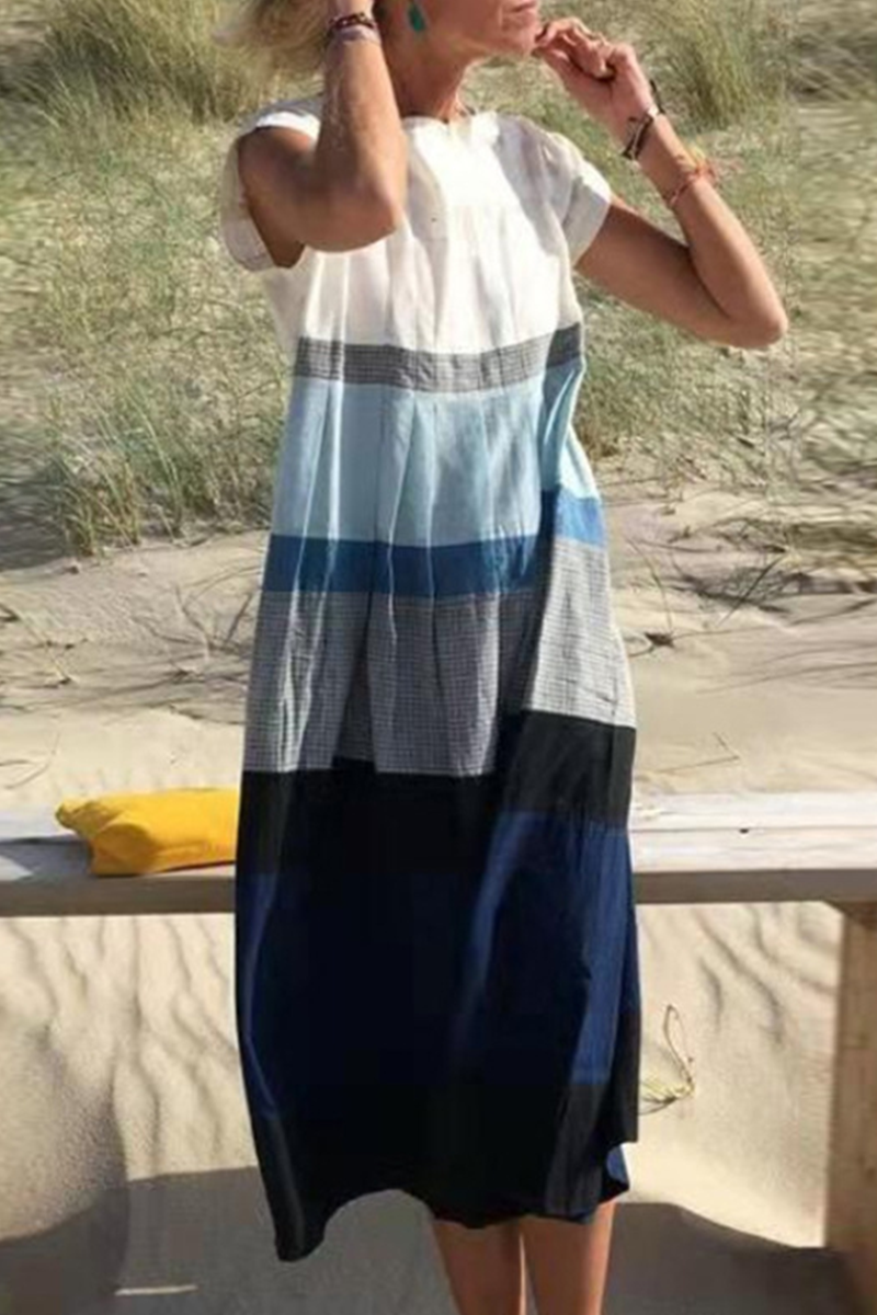 Vestidos casuales de cuello redondo con pliegues y contraste de patchwork