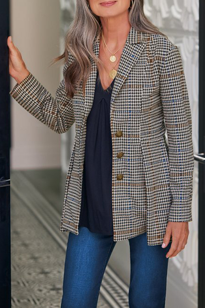 Elegante prenda exterior con cuello vuelto y hebilla de patchwork a cuadros