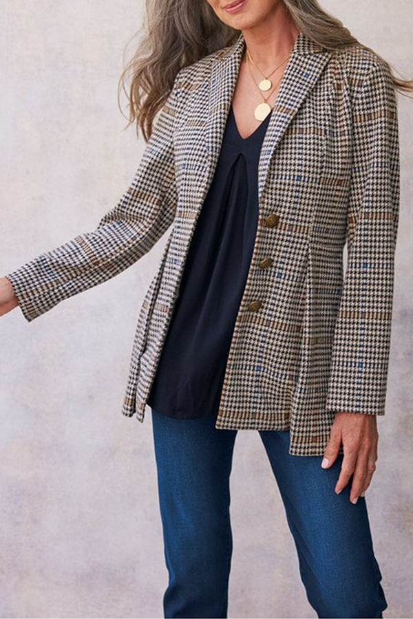Elegante prenda exterior con cuello vuelto y hebilla de patchwork a cuadros