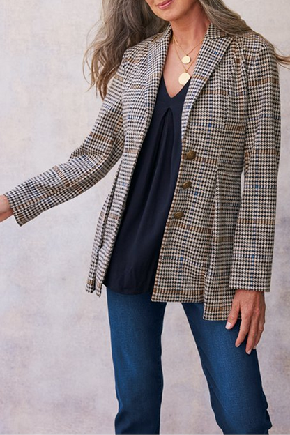 Elegante prenda exterior con cuello vuelto y hebilla de patchwork a cuadros