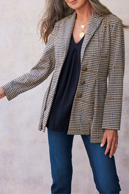 Elegante prenda exterior con cuello vuelto y hebilla de patchwork a cuadros
