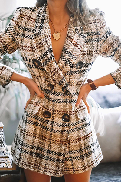 Prenda exterior elegante de moda con cuello vuelto y hebilla dividida a cuadros