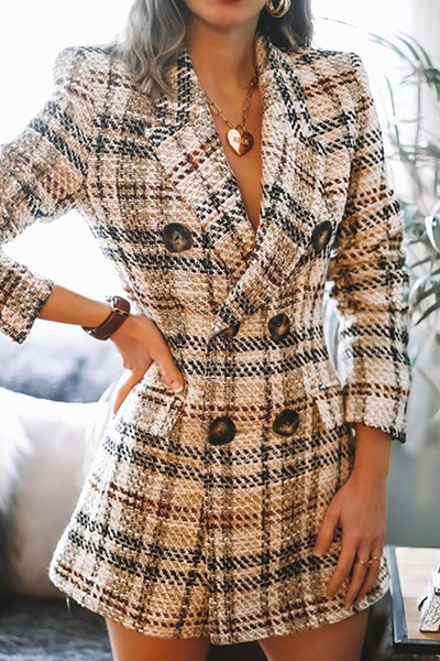 Prenda exterior elegante de moda con cuello vuelto y hebilla dividida a cuadros