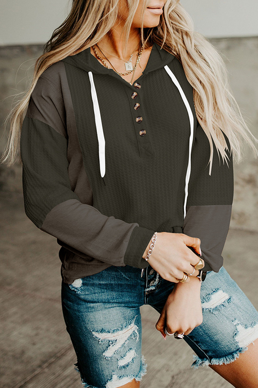 Tops casuales con capucha y cuello en contraste con hebillas de patchwork