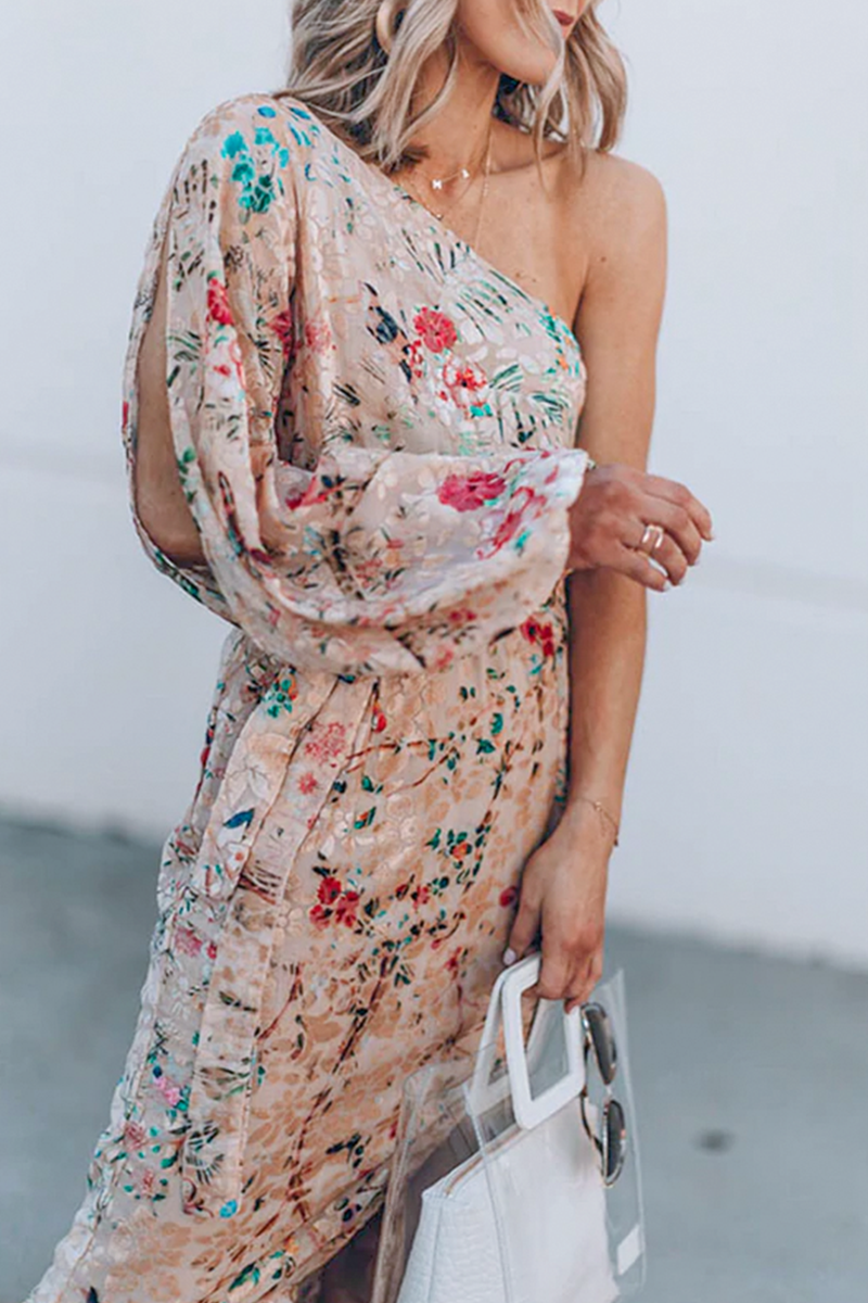 Vestido informal con estampado de patchwork y un hombro irregular