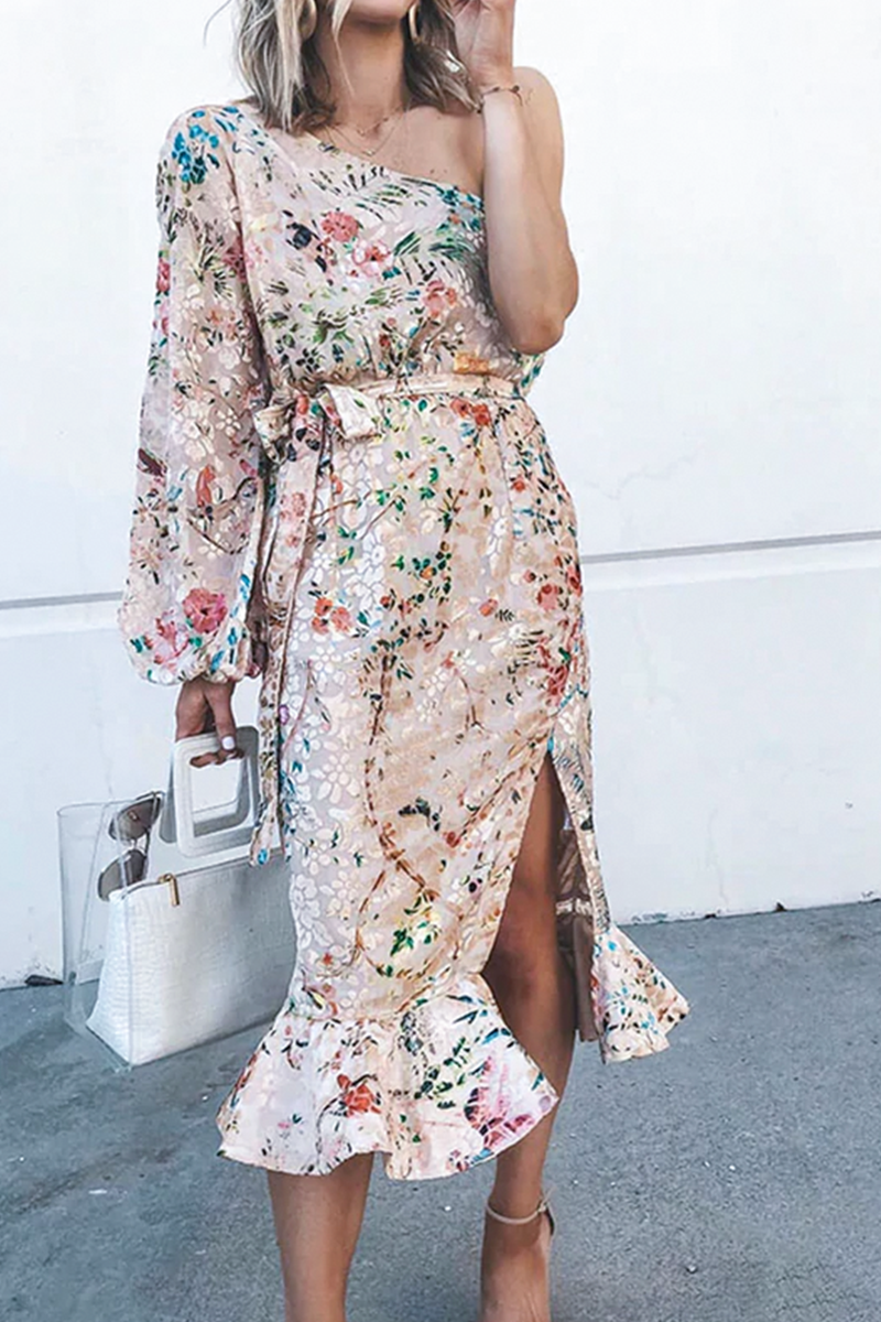 Vestido informal con estampado de patchwork y un hombro irregular