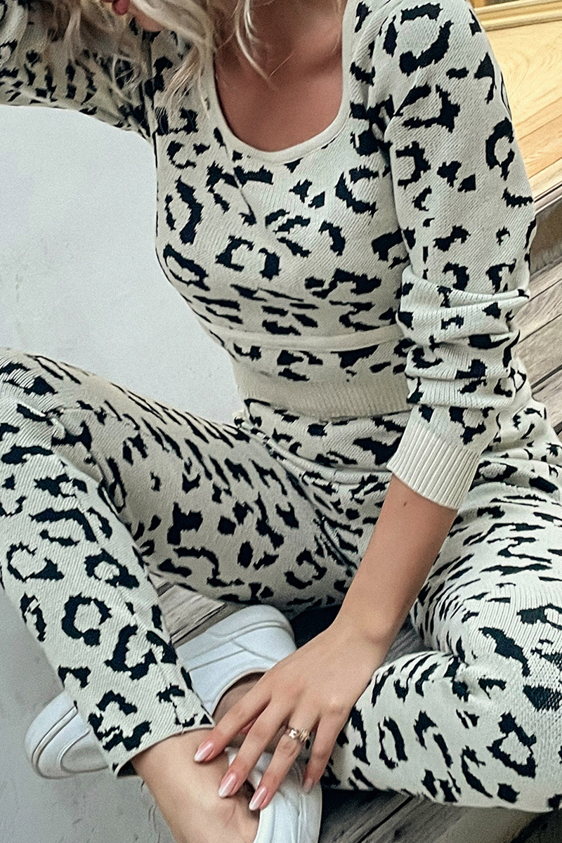 Conjunto informal de dos piezas con cuello redondo, manga larga y parches de leopardo