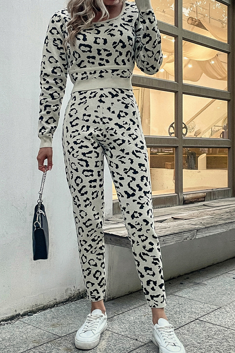 Conjunto informal de dos piezas con cuello redondo, manga larga y parches de leopardo
