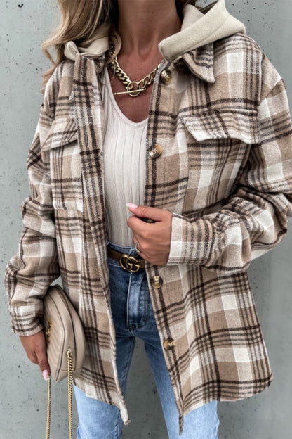 Prendas de abrigo casuales de moda con cuello vuelto y cuadros en contraste