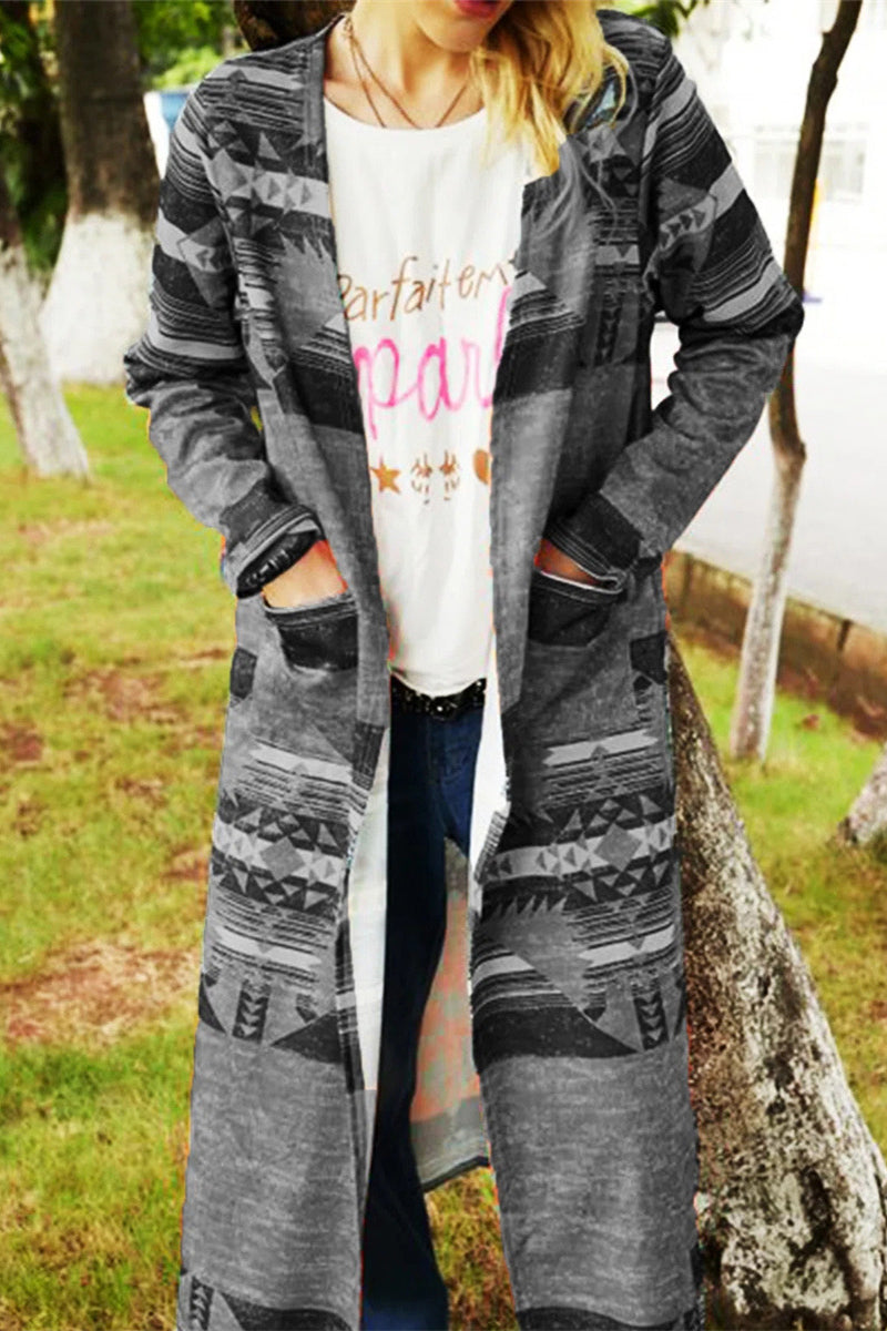 Prendas de abrigo con cuello vuelto, estampado asimétrico y patchwork geométrico de moda