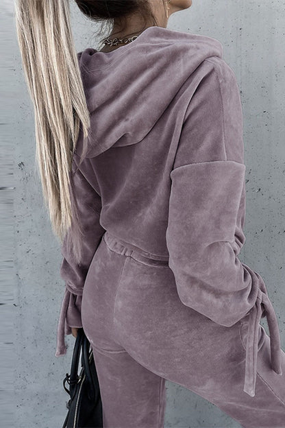 Elegante conjunto de dos piezas con capucha, cuello y manga larga