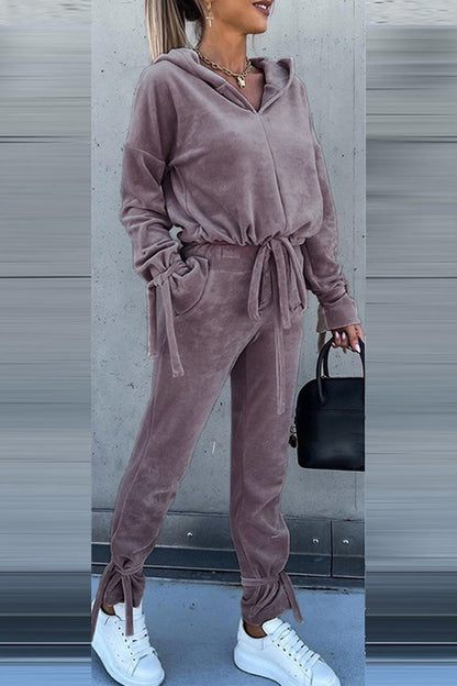 Elegante conjunto de dos piezas con capucha, cuello y manga larga