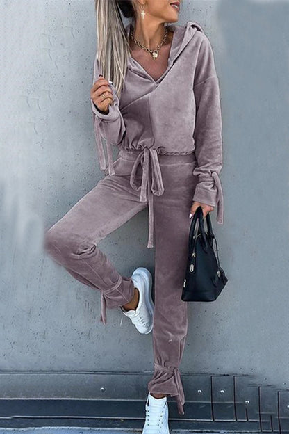 Elegante conjunto de dos piezas con capucha, cuello y manga larga