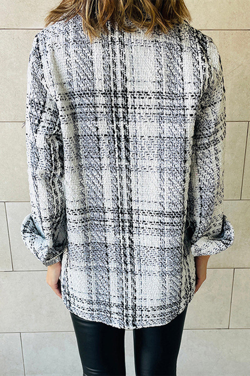 Elegante prenda exterior con cuello vuelto y botones a cuadros