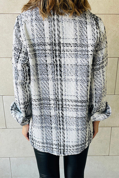 Elegante prenda exterior con cuello vuelto y botones a cuadros