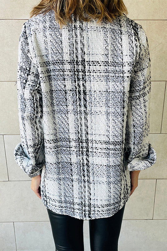 Elegante prenda exterior con cuello vuelto y botones a cuadros
