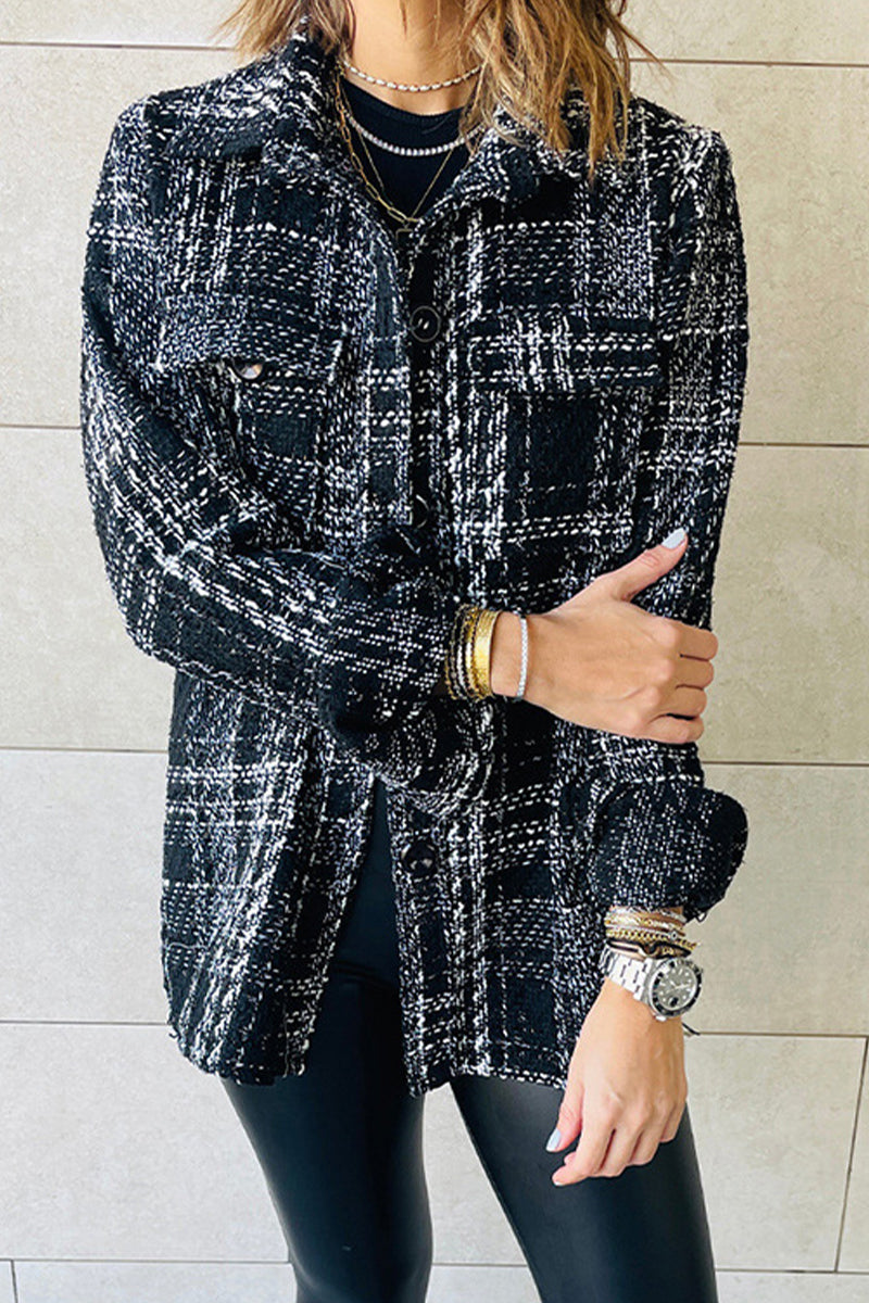 Elegante prenda exterior con cuello vuelto y botones a cuadros