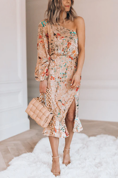 Vestido informal con estampado de patchwork y un hombro irregular