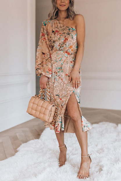 Vestido informal con estampado de patchwork y un hombro irregular