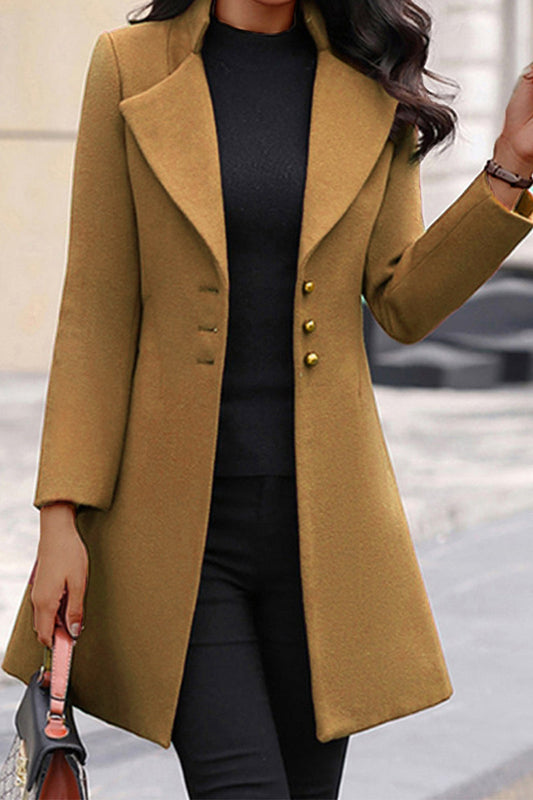 Elegante prenda exterior con cuello vuelto, hebilla y patchwork sólido
