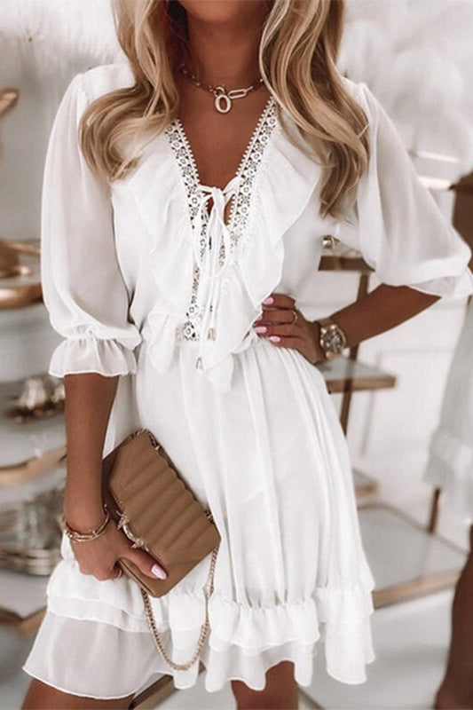 Vestidos elegantes de celebridades con encaje liso, cuello en V y falda pastel.