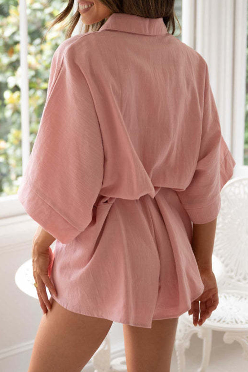 Mono holgado informal de cuello vuelto con frenillo liso y simplicidad