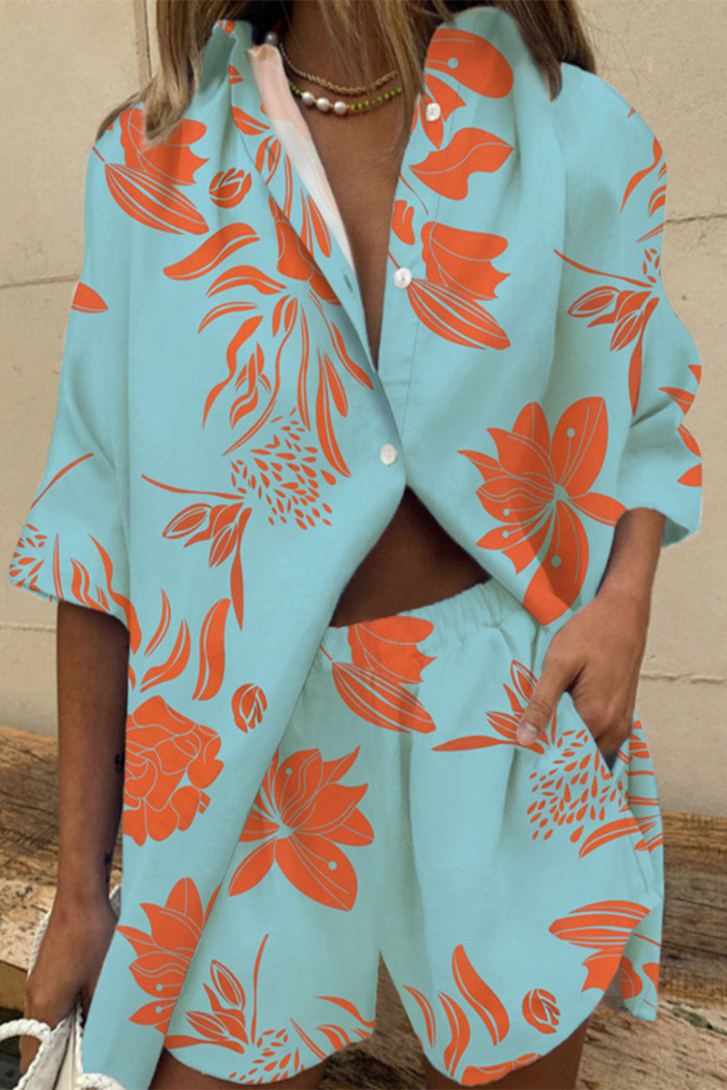 Conjunto informal de dos piezas con cuello vuelto, manga corta y patchwork floral