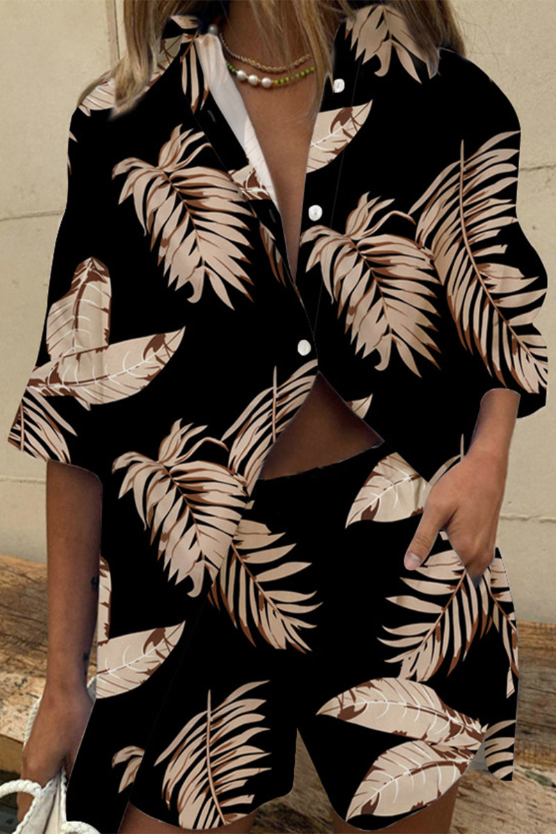 Conjunto informal de dos piezas con cuello vuelto, manga corta y patchwork floral