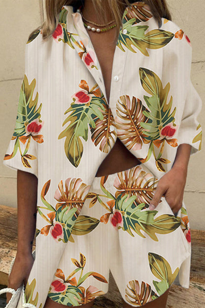 Conjunto informal de dos piezas con cuello vuelto, manga corta y patchwork floral