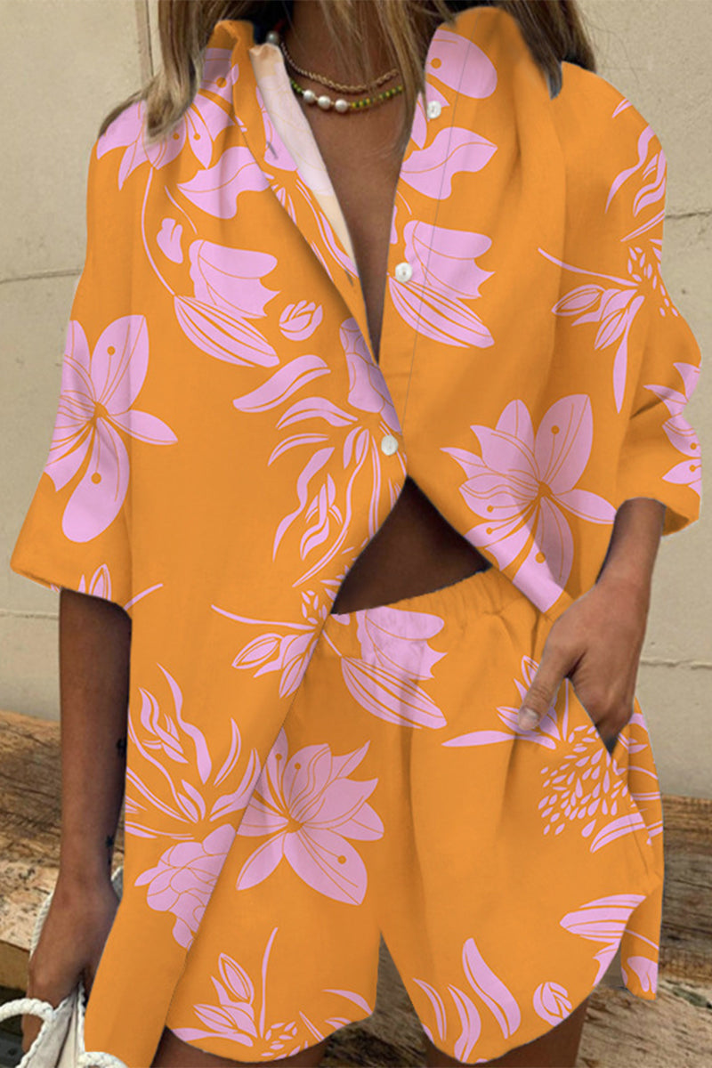 Conjunto informal de dos piezas con cuello vuelto, manga corta y patchwork floral