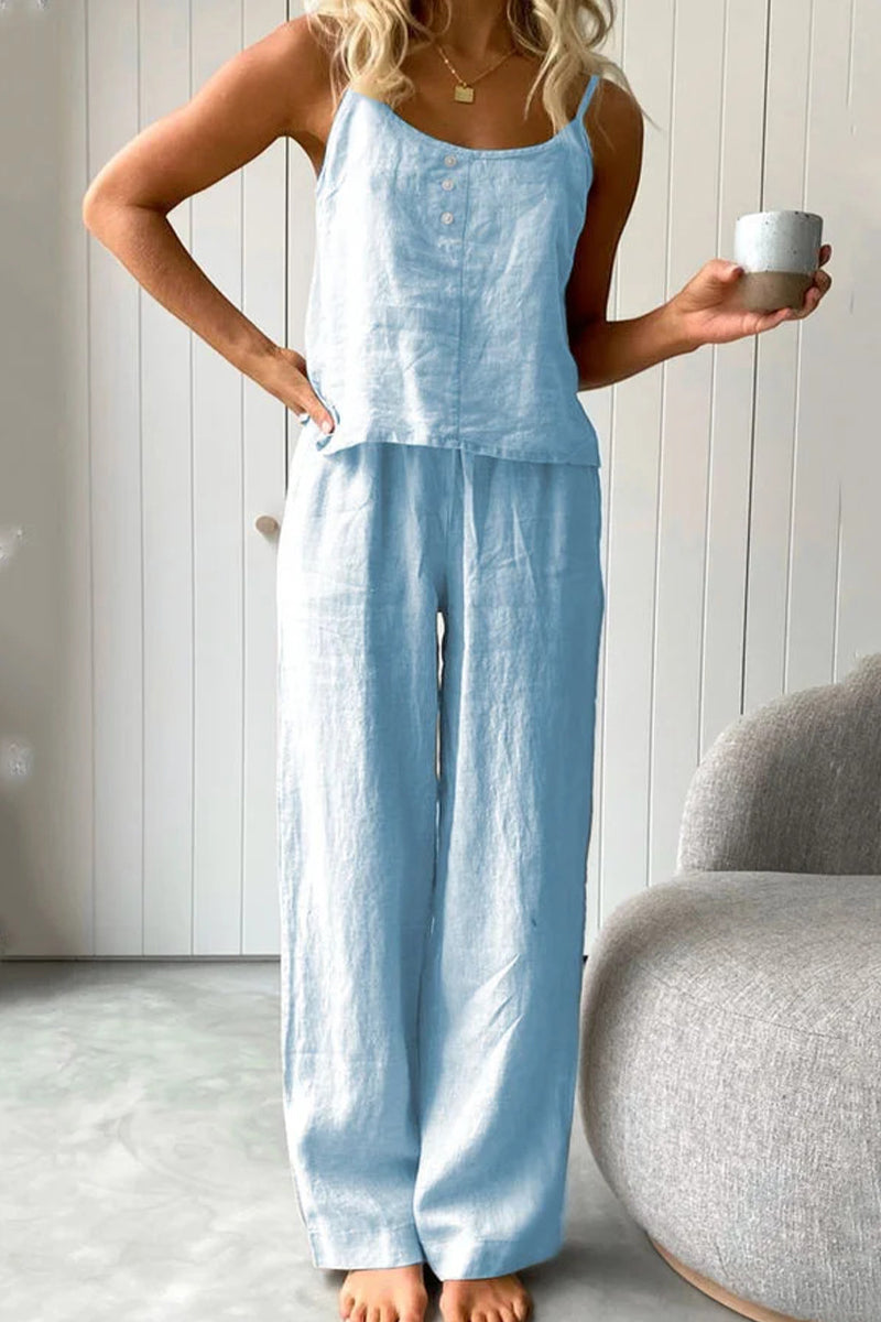 Conjunto informal de dos piezas con botones lisos para uso diario.