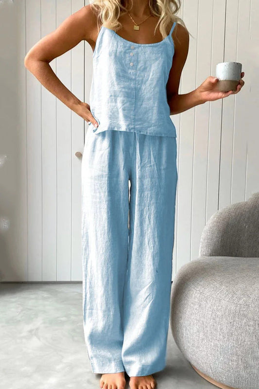 Conjunto informal de dos piezas con botones lisos para uso diario.