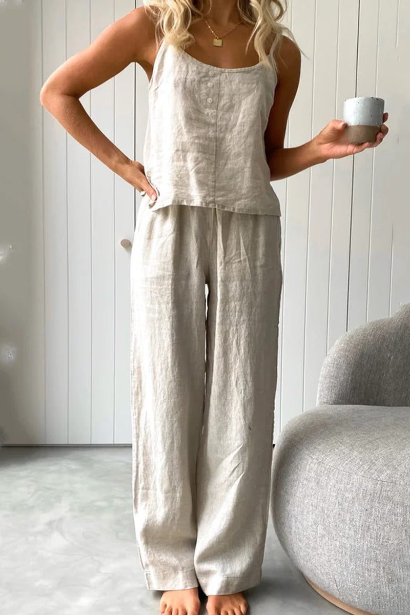 Conjunto informal de dos piezas con botones lisos para uso diario.