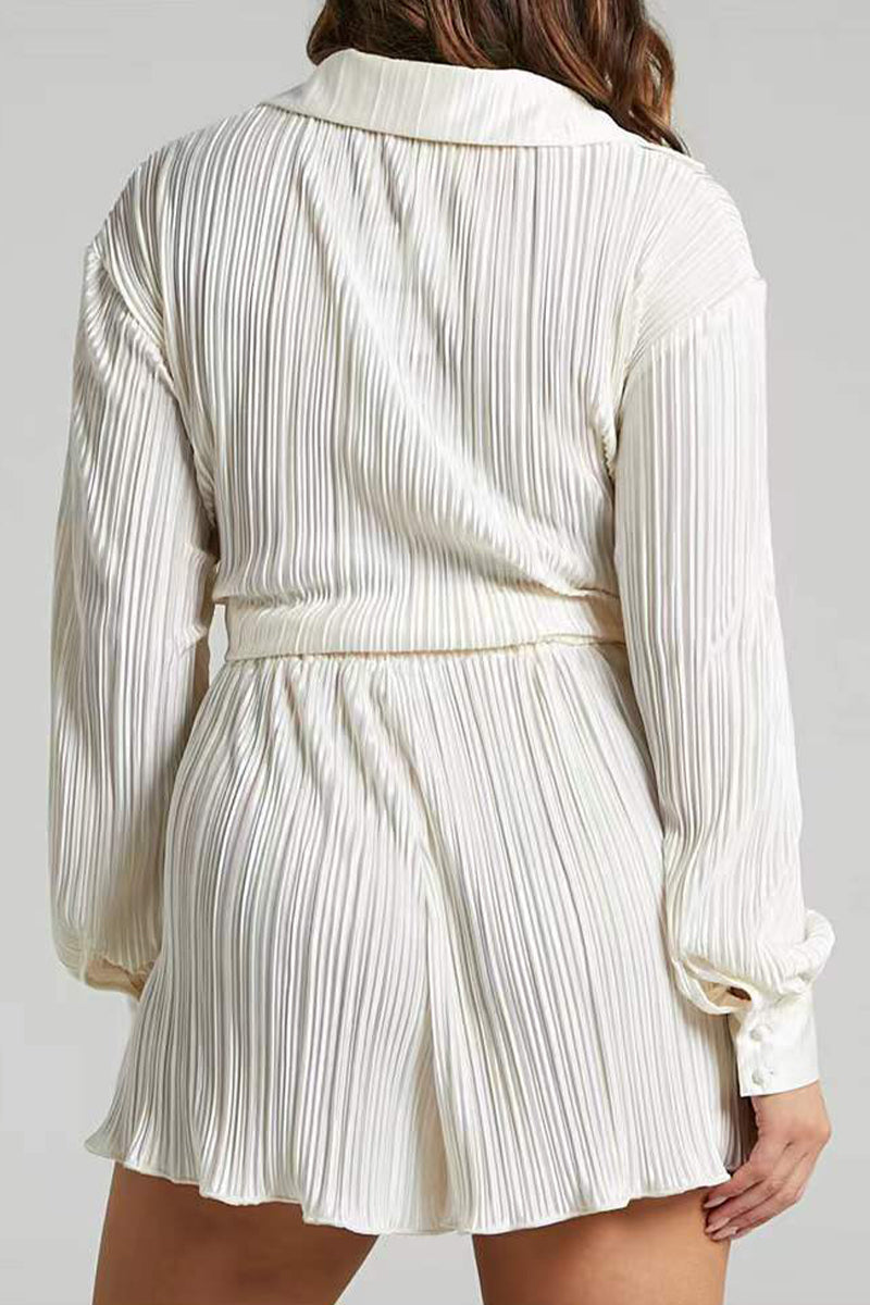 Conjunto de dos piezas informal, sencillo, liso, con cuello vuelto y mangas largas