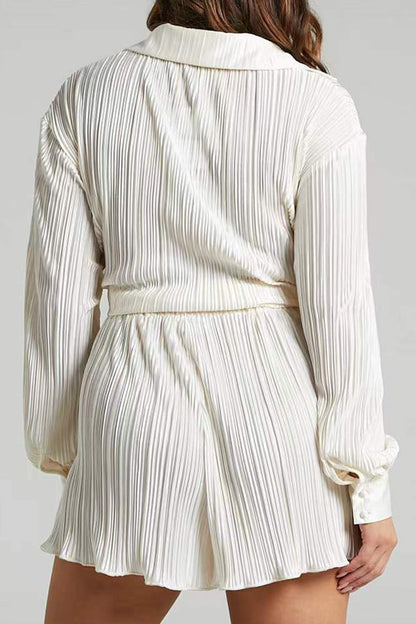 Conjunto de dos piezas informal, sencillo, liso, con cuello vuelto y mangas largas