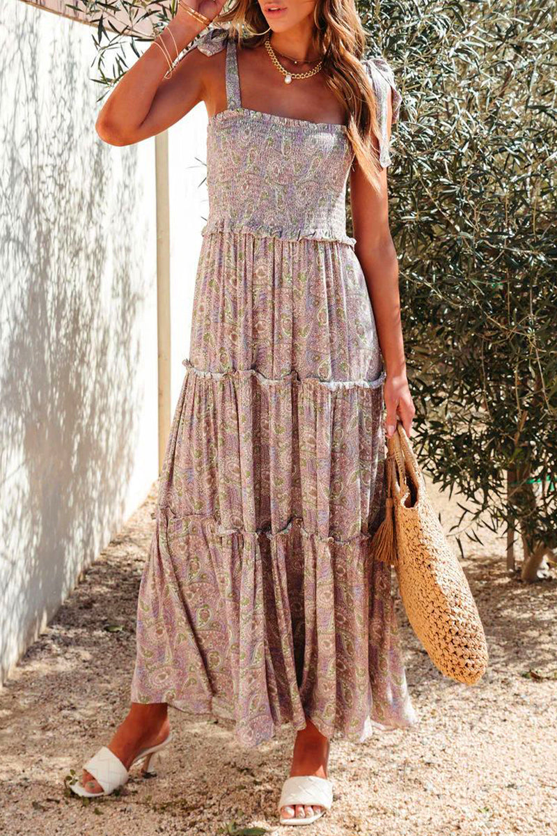 Vestido bohemio elegante con estampado floral y cuello cuadrado tipo frenillo.