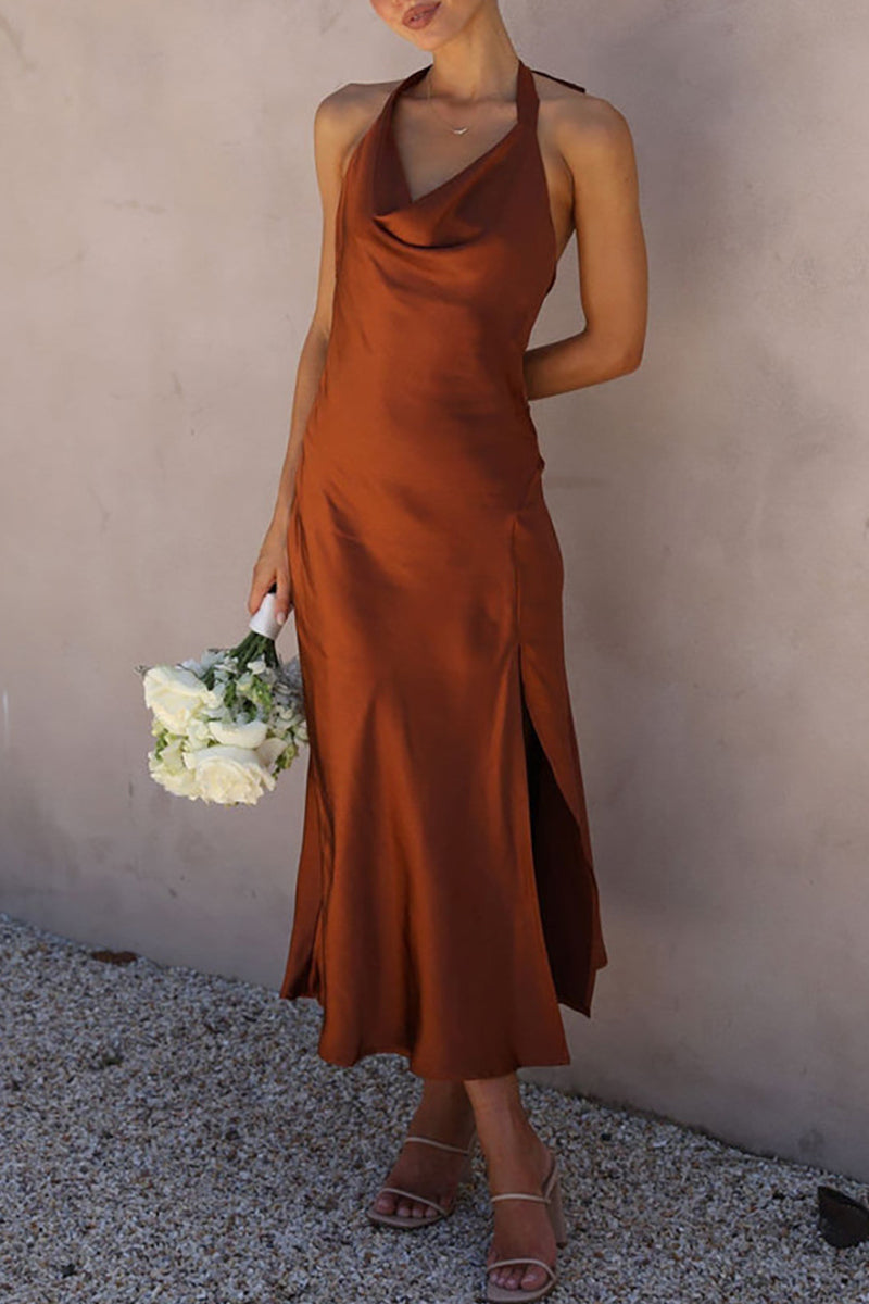 Vestidos de celebridades sexys con falda lápiz, cuello halter, abertura y espalda descubierta.