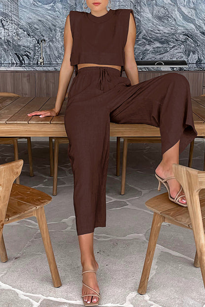 Conjunto informal sencillo de dos piezas, sin mangas, con cuello redondo y bolsillos sólidos