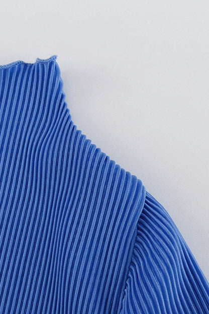Conjunto de dos piezas informal de cuello alto, manga corta y pliegues lisos