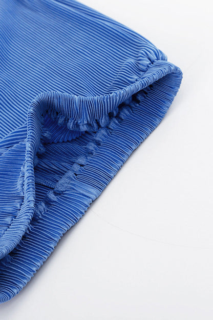 Conjunto de dos piezas informal de cuello alto, manga corta y pliegues lisos