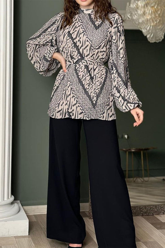 Elegante conjunto de dos piezas con cuello alto, manga larga y estampado geométrico
