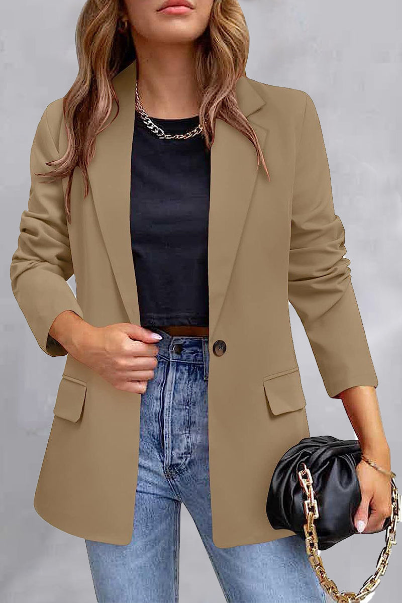 Elegante prenda exterior con cuello vuelto y bolsillos sólidos