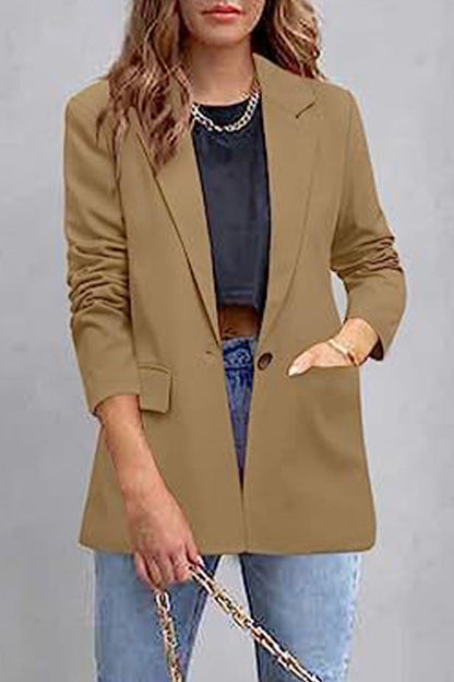 Elegante prenda exterior con cuello vuelto y bolsillos sólidos