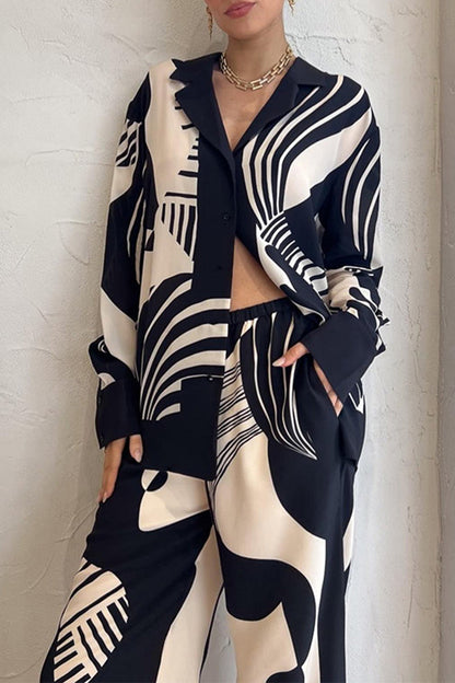Conjunto informal de dos piezas con cuello vuelto y bolsillo con estampado geométrico