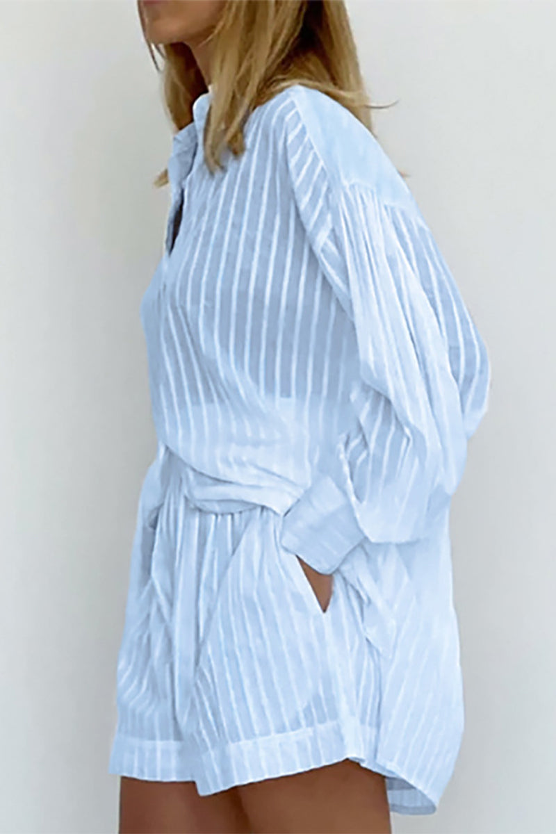 Conjunto informal de dos piezas con cuello vuelto, manga larga y bolsillos de patchwork a rayas
